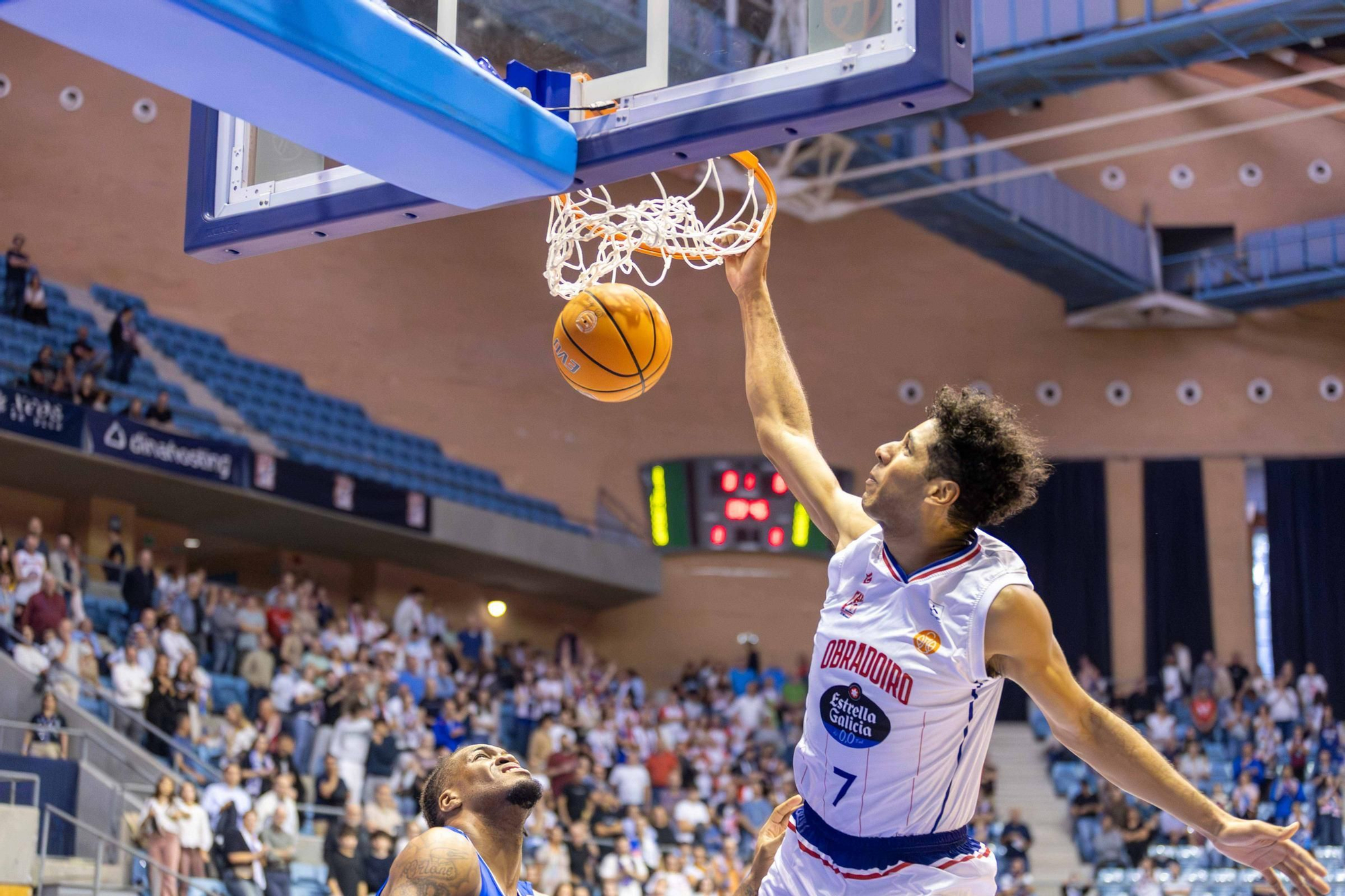 El Obradoiro ejerce de 'grande' para ganar al Melilla