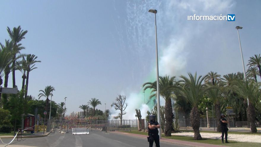 Un vecino de Orihuela observa la crecida del Segura a su paso por el azud este jueves 6 de marzo