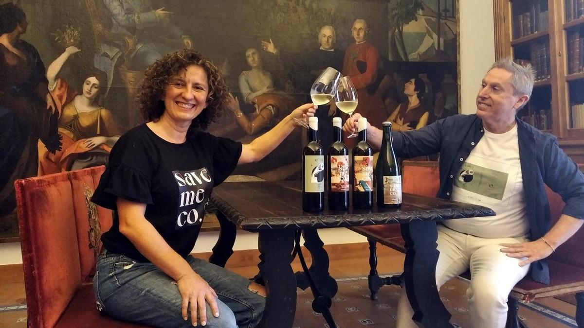 Los enólogos Maria Encarnación Aguilar y Mariano Enrique Heredia con los vinos de uva autóctona doradilla en la Económica, el antiguo Montepío de Cosecheros.