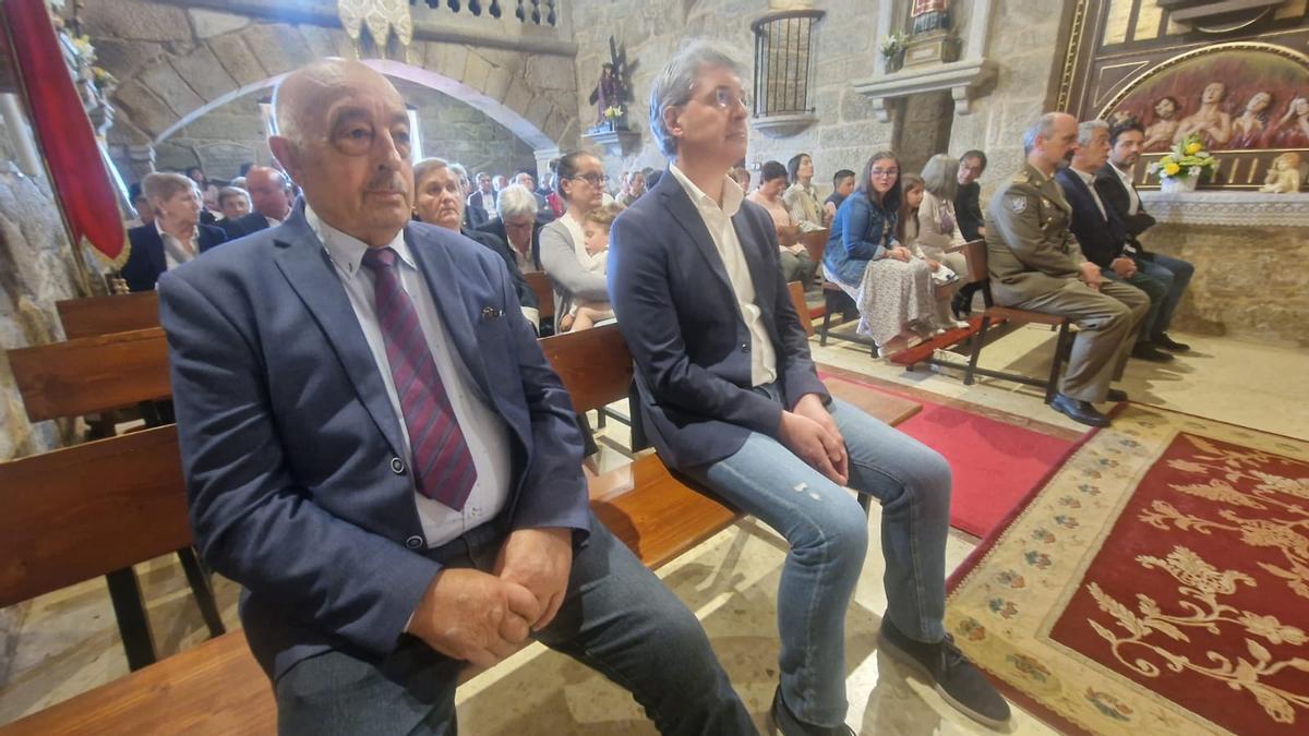 Juan Otero y José Cacabelos en la misa de Sacramneto celebrada durante la jornada de votación. A la derecha de la foto, el líder del PP, Pablo Leiva.