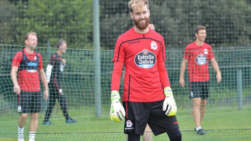 Adrián Ortolá, en un entrenamiento de la temporada pasada en las instalaciones del Deportivo, club en el que estuvo cedido por el Barcelona.