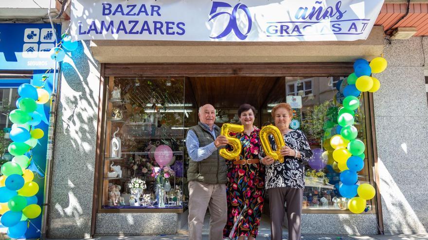 Teresa Lamazares, junto a sus padres, fundadores del bazar, frente a su establecimiento de la avenida de Oza.   | // CARLOS PARDELLAS
