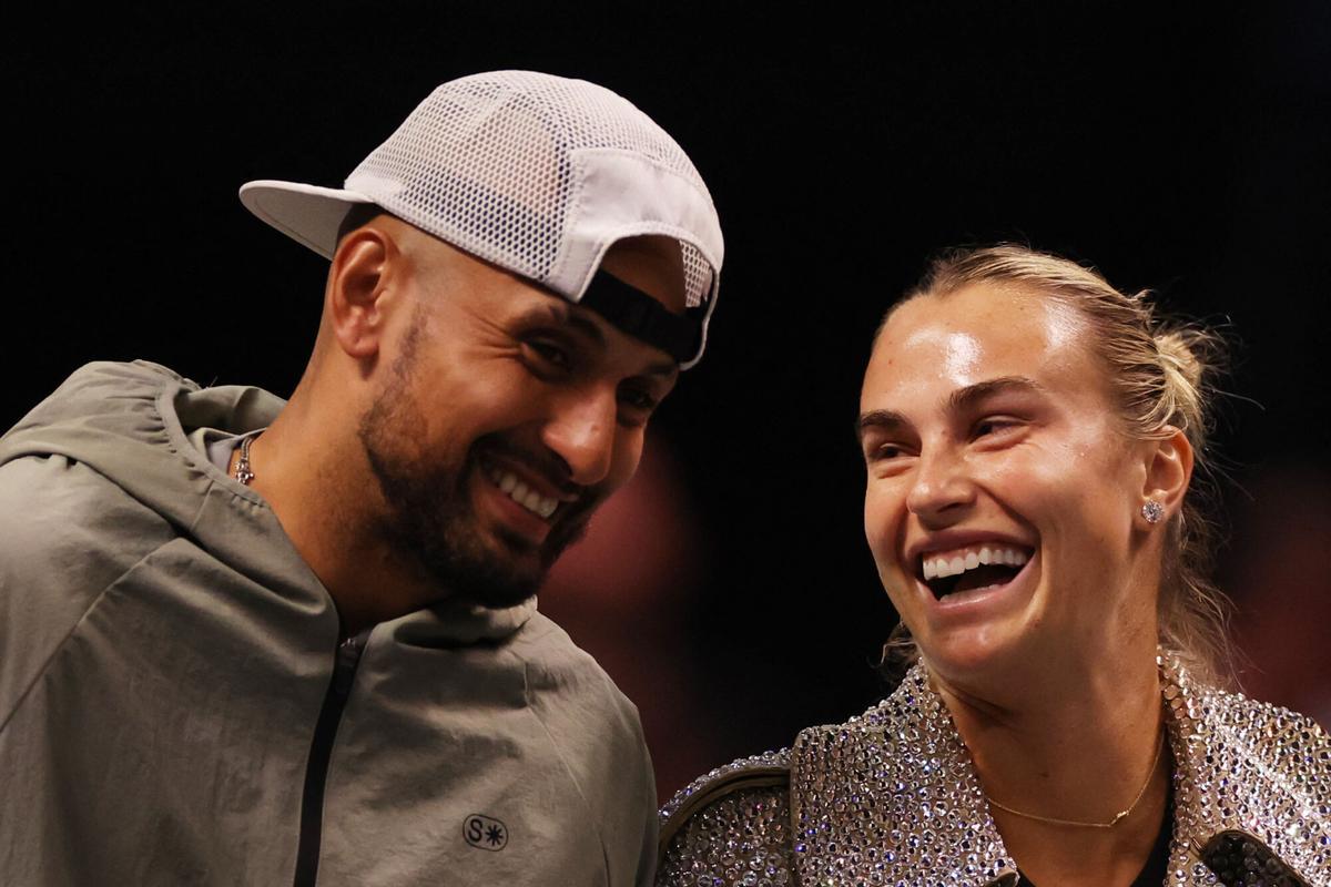 Sabalenka y Kyrgios sonríen antes de su duelo.