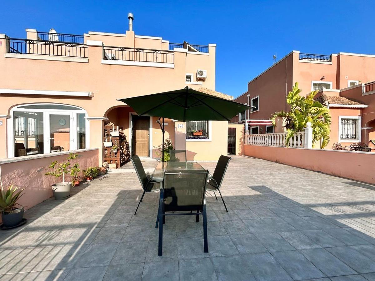 Chalet pareado en urbanización con piscina y terraza en Los Montesinos por 185.000 euros