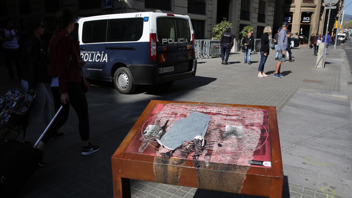 BARCELONA 28/03/2019 Barcelona. Aparece quemada la placa que recordaba las torturas franquistas en la comisaría de Via Laietan