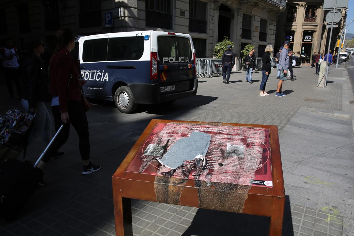 BARCELONA 28/03/2019 Barcelona. Aparece quemada la placa que recordaba las torturas franquistas en la comisaría de Via Laietan