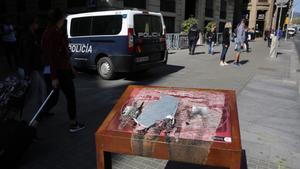 La placa de memoria que se colocó en marzo de 2019 junto a la Jefatura Superior de Policía, quemada con ácido do días después.