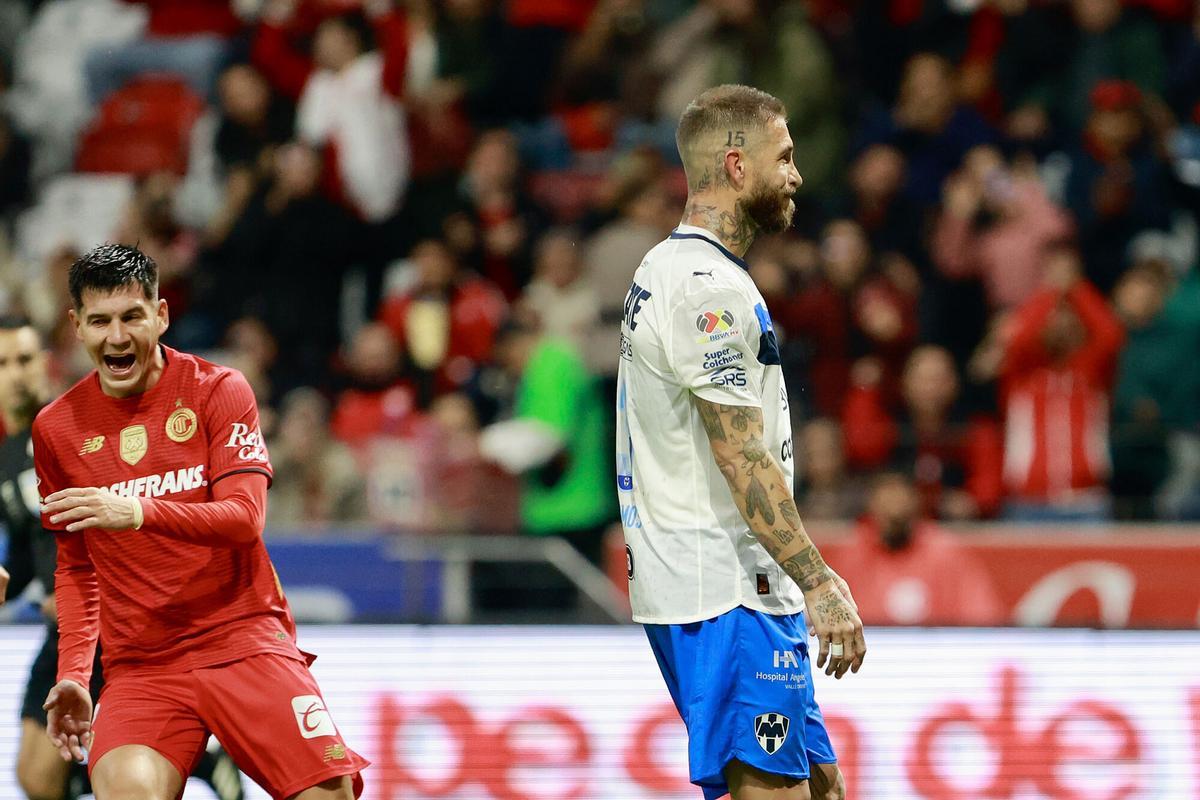 MEX3733. TOLUCA (MÉXICO), 24/09/2025.- Sergio Ramos (d) de Monterrey reacciona este miércoles, durante un partido de la Liga MX entre Toluca y Monterrey en el estadio Nemesio Diez, en Toluca (México). EFE/ Felipe Gutiérrez