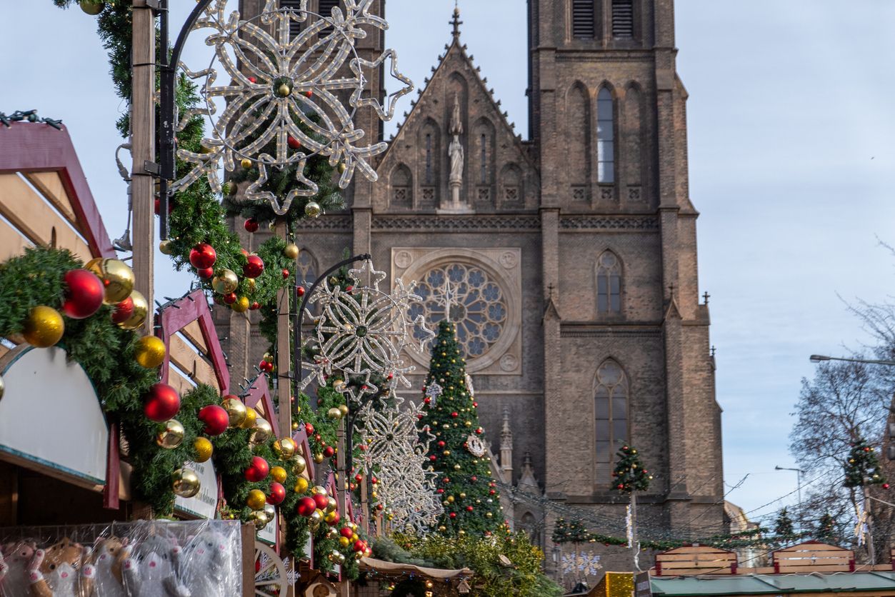 La basílica de Santa Ludmila domina toda la plaza de la Paz.