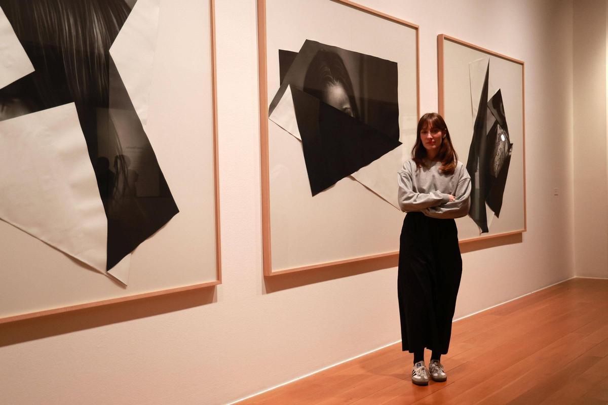 Irene González, en el MARCO, junto a varias de sus obras.