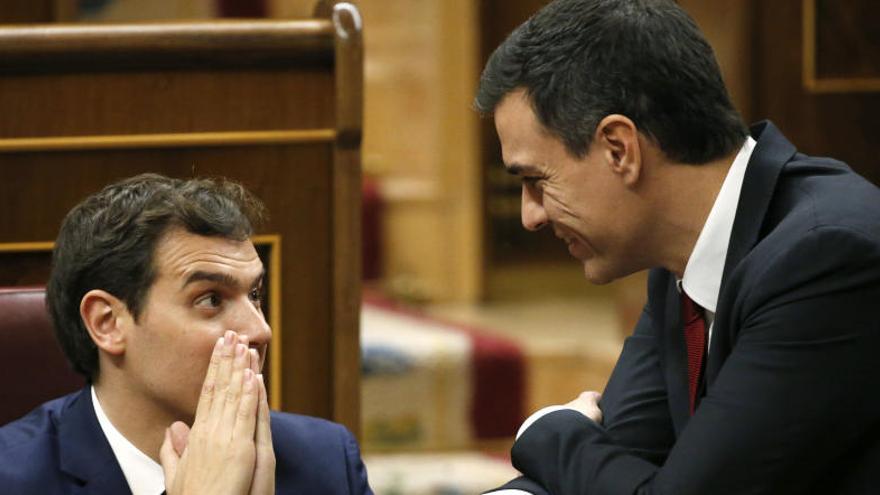 Albert Rivera y Pedro Sánchez charlan en el Congreso.