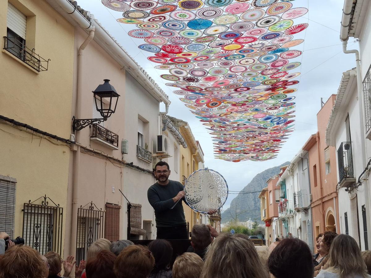 Las mujeres transforman Els Poblets: 1.400 mandalas se entrelazan sobre el Carrer Major (imágenes)