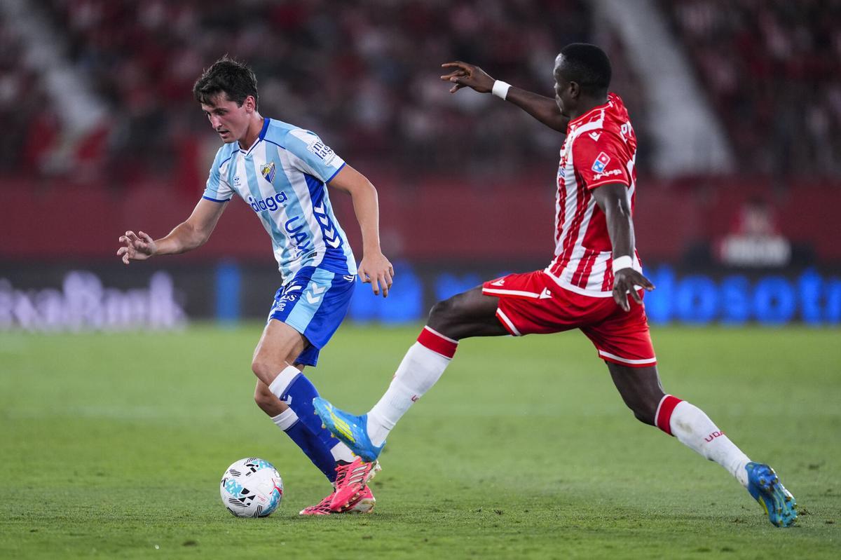 El Málaga CF asciende a Primera División tras ganar en el estadio del UD Almería por 1-2.