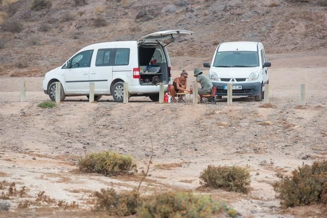 Dia de lunes festivo en la Playa del Confital