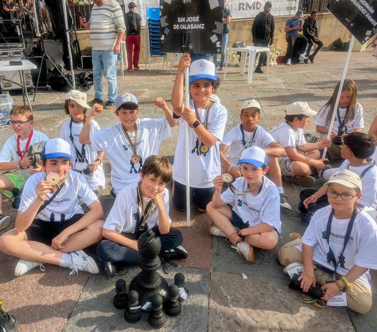 Los ajedrecistas del colegio público "José de Calasanz" de Posada tras un torneo de la pasada temporada.