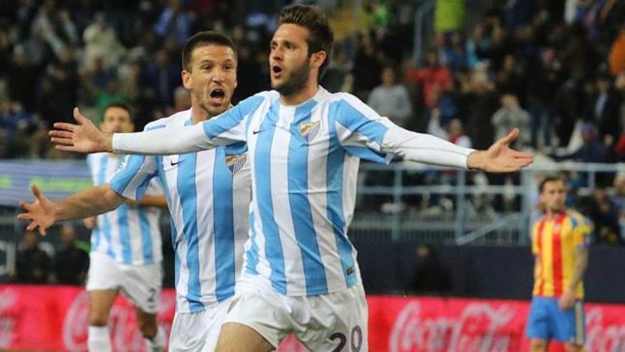 Cop, en primer término, celebra uno de sus goles con el Málaga ante Ignacio Camacho.