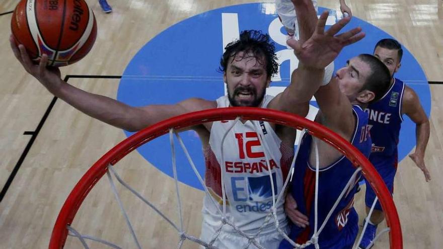 Sergio Llull culmina una penetración superando a De Colo durante la semifinal ante Francia.