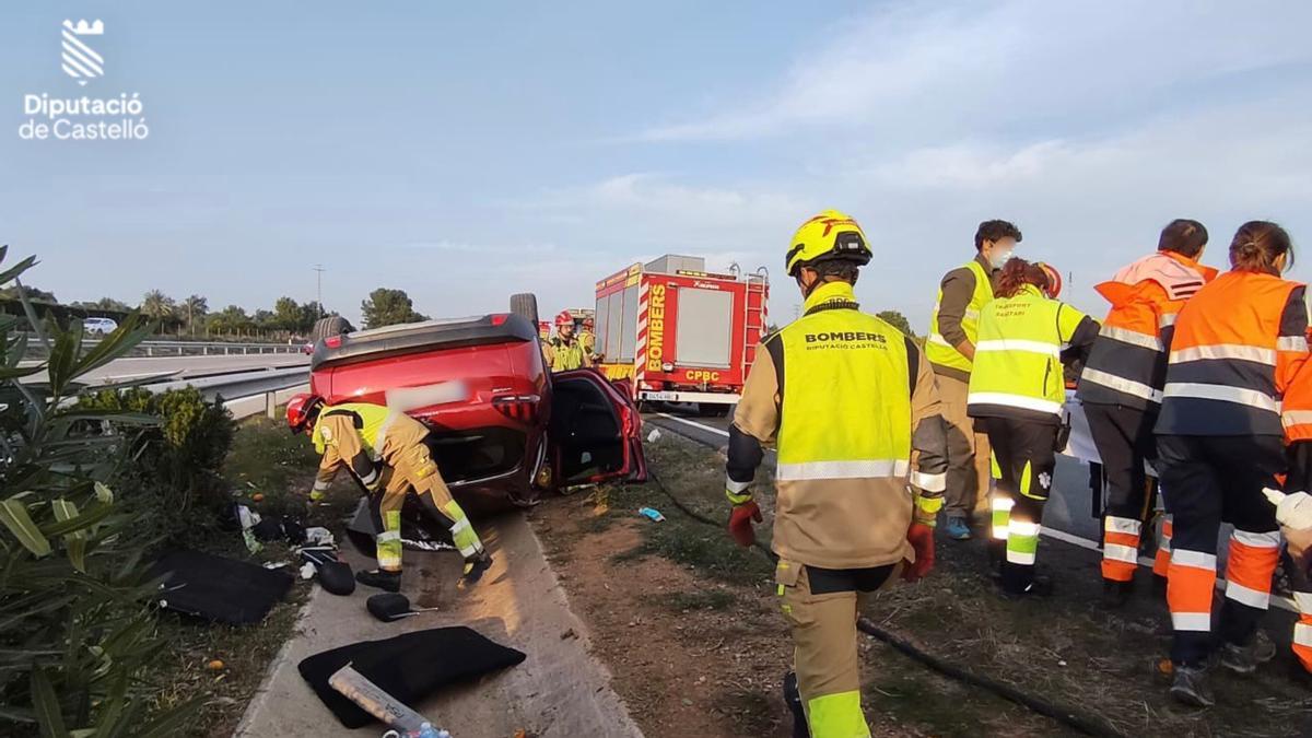 Actuación de bomberos y personal médico en el accidente