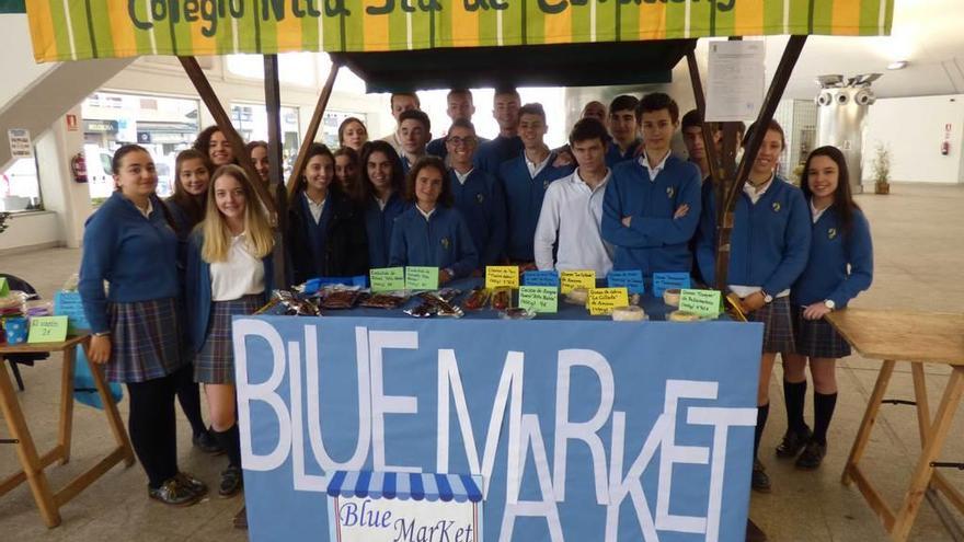 Los estudiantes de cuarto de la ESO del Colegio Nuestra Señora de Covadonga, vendiendo embutidos y dulces.
