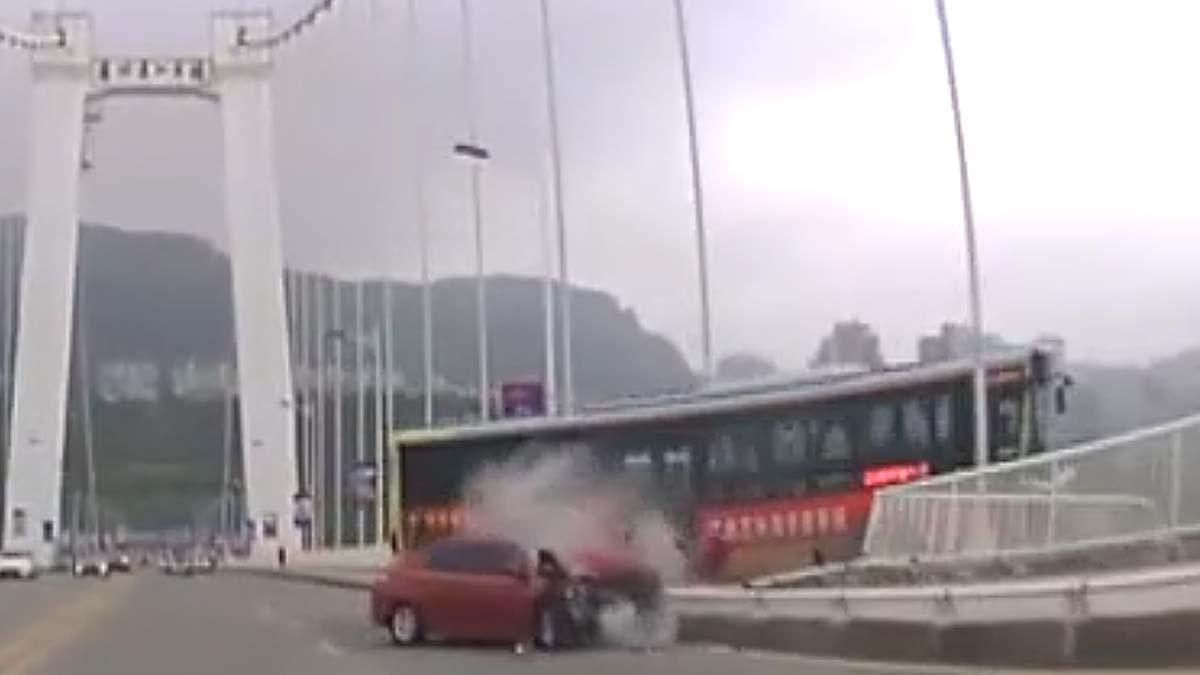 El conductor perdió el control del vehículo cuando forcejeaba con una pasajera que se había pasado su parada.