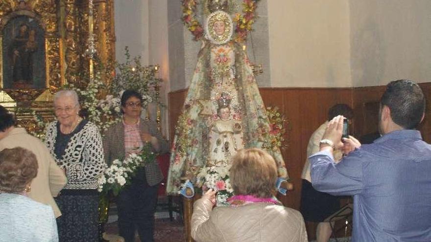 Vecinos de Pozoantiguo admiran la talla de la Virgen de Adalia.