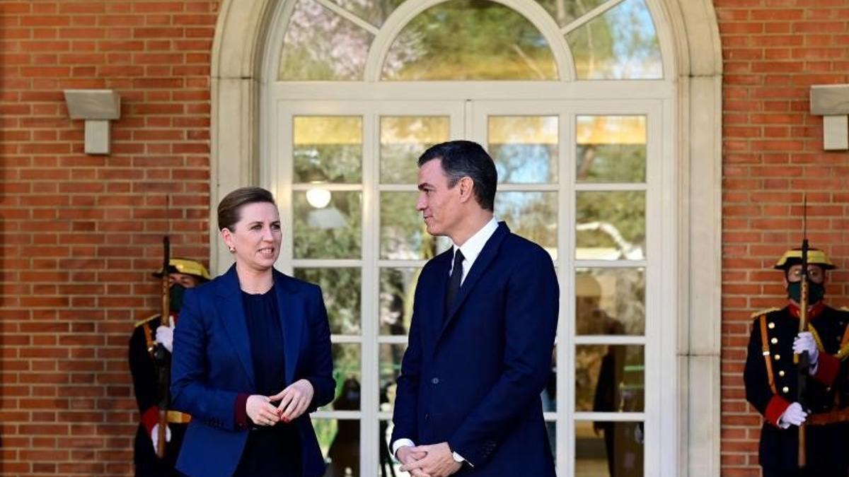 El presidente del Gobierno, Pedro Sánchez, recibe en la Moncloa a la primera ministra de Dinamarca, Mette Frederiksen, este 21 de febrero de 2022.