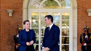 El presidente del Gobierno, Pedro Sánchez, recibe en la Moncloa a la primera ministra de Dinamarca, Mette Frederiksen, este 21 de febrero de 2022.