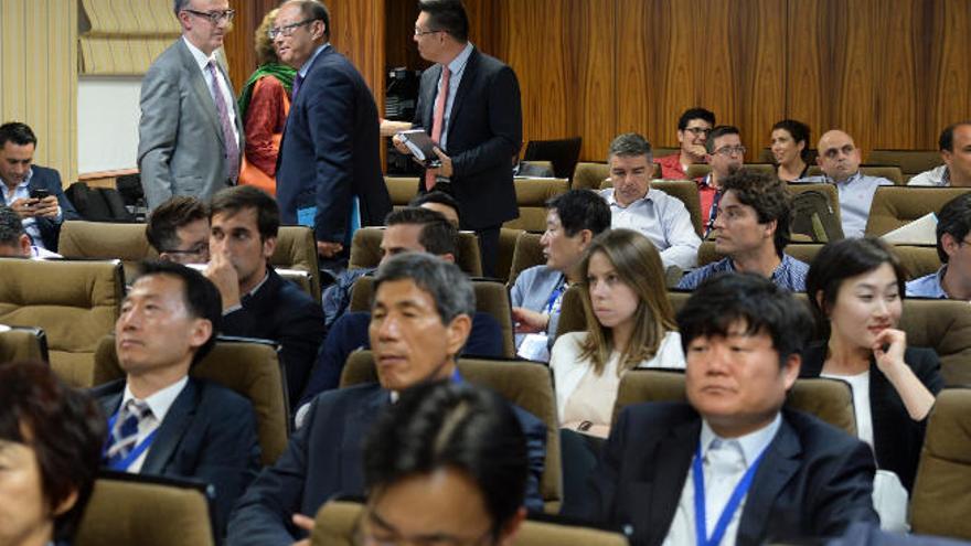 Parte de la comitiva coreana y representantes de empresas canarias en el encuentro celebrado ayer en el Puerto.