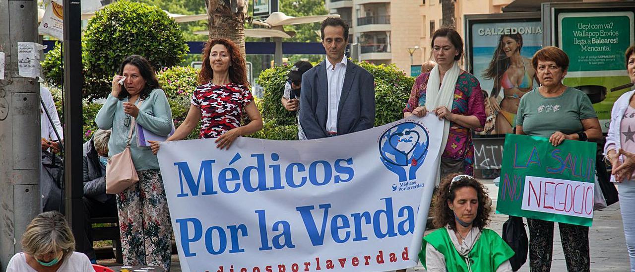 Rodríguez, a la izquierda, con el médico expedientado de Formentera en la protesta negacionista.