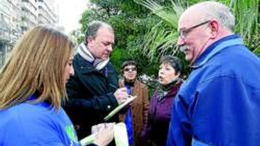 El PP recoge propuestas ciudadanas en Cánovas y critica el &quot;eterno&quot; proyecto de la Refinería Balboa