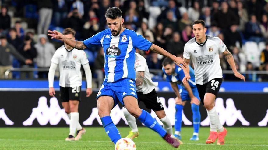Alberto Quiles transforma el penalti que decidió el Deportivo-Mérida del pasado sábado en Riazor. | // CARLOS PARDELLAS