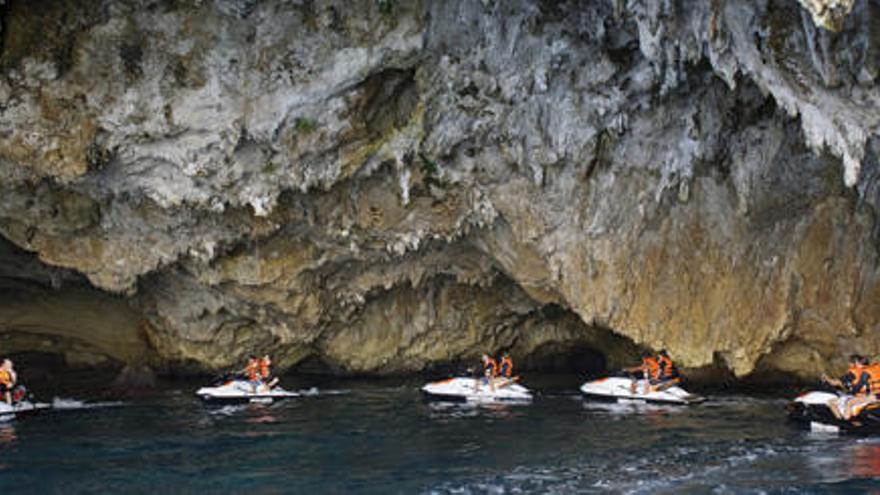 Xàbia cierra sus cuevas marinas a lanchas y motos acuáticas