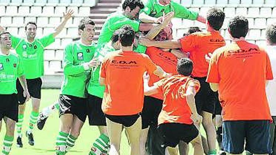 Los jugadores del Llanes celebran su clasificación en Valladolid.