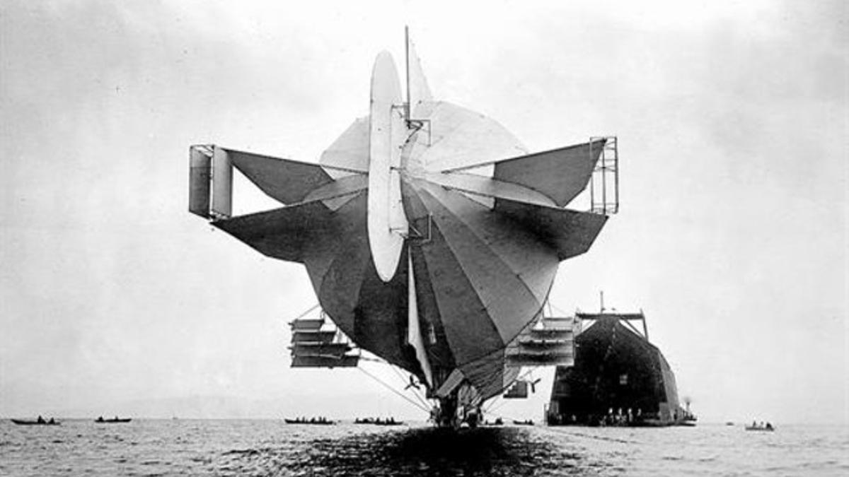Un zepelín, como el 'Inconvenience' de la novela de Pynchon, entrando en un hangar flotante.