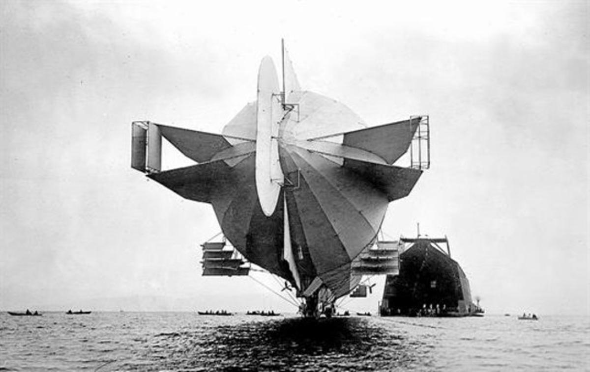 Un zepelí, com l’’Inconvenience’ de la novel·la de Pynchon, entrant en un hangar flotant.