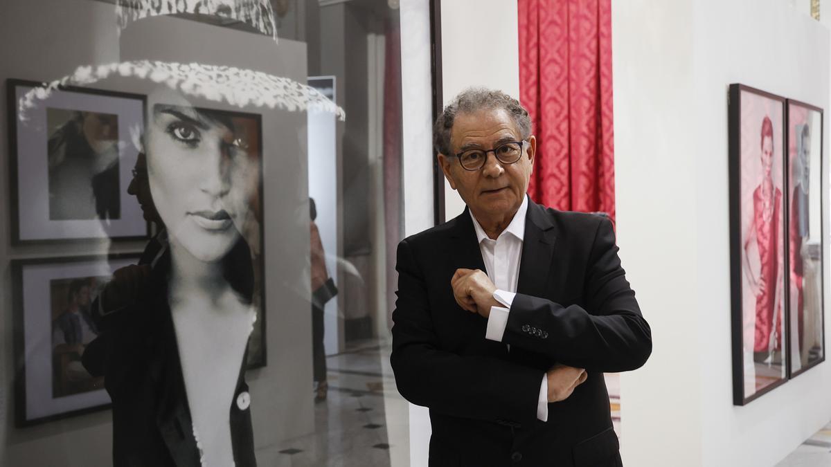 El diseñador Roberto Verino en la exposición.