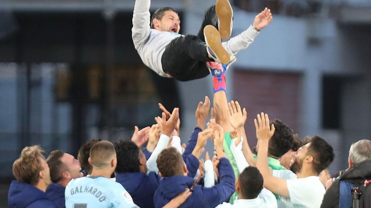 Nolito es manteado por sus compañeros. |  // R. G.