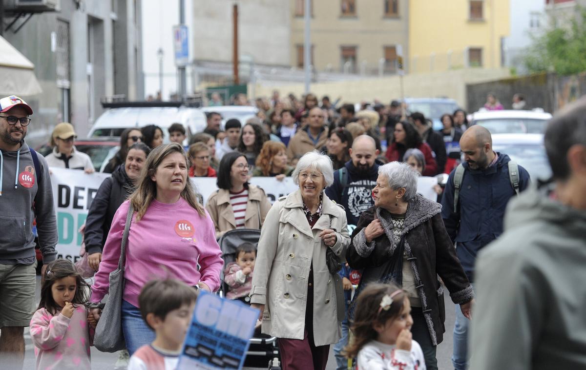 Centares de manifestantes recorren las calles de A Estrada.