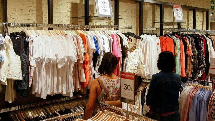 Dos personas apuran las últimas horas de rebajas.