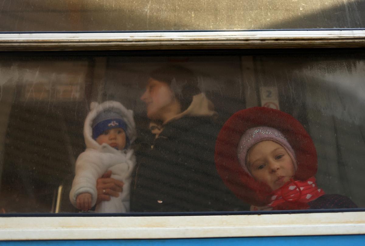 Refugiados ucranianos en el tren que les llevará a Cracovia en la estación de tren Przemysl Glowny, 