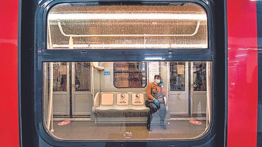 Una ciudadana italiana, en el metro de Milán.