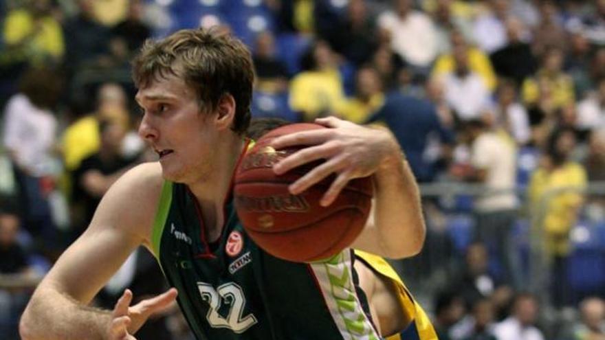 Dragic supera a un jugador del Maccabi.