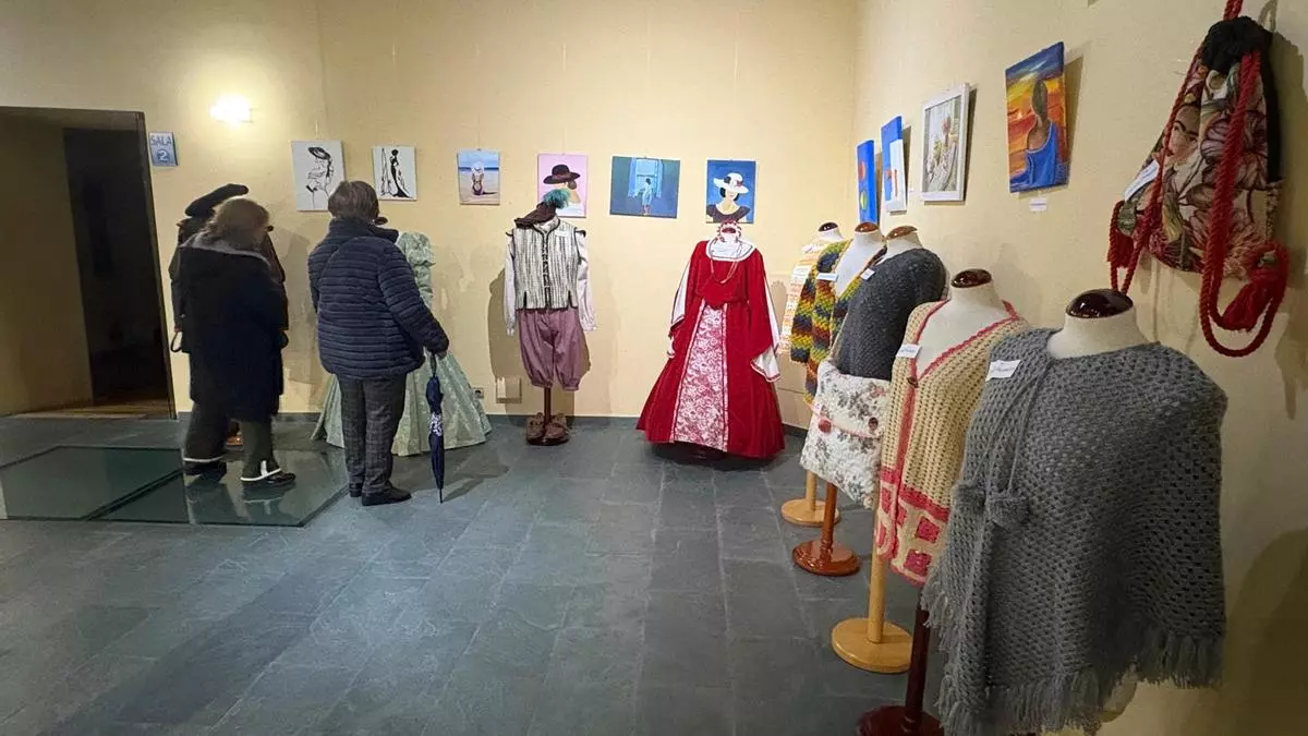 El talento de los mayores de Cangas del Narcea se puede ver en una exposición con ejemplos de talla, pintura y costura
