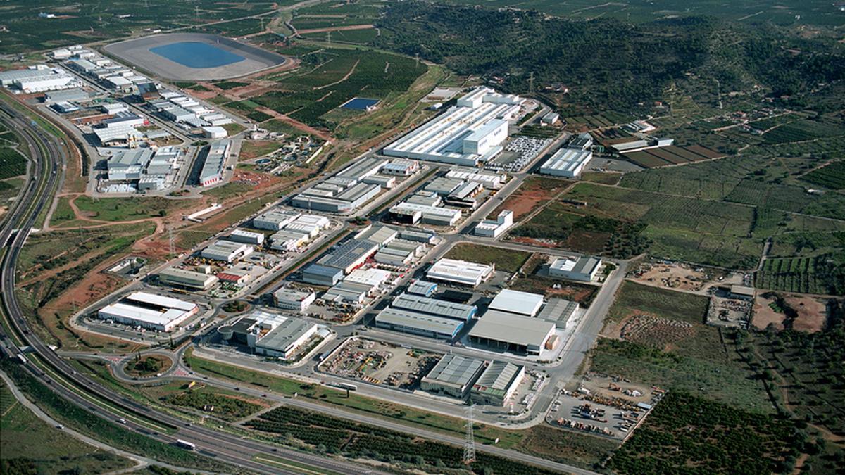 Imagen aérea de los dos polígonos de la Vall d’Uixó, Belcaire y Mezquita, que serán objeto de mejora para la reactivación empresarial de la ciudad.