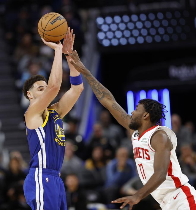 Klay Thomson anotando uno de sus doce triples. EFE/EPA/JOHN G. MABANGLO SHUTTERSTOCK OUT