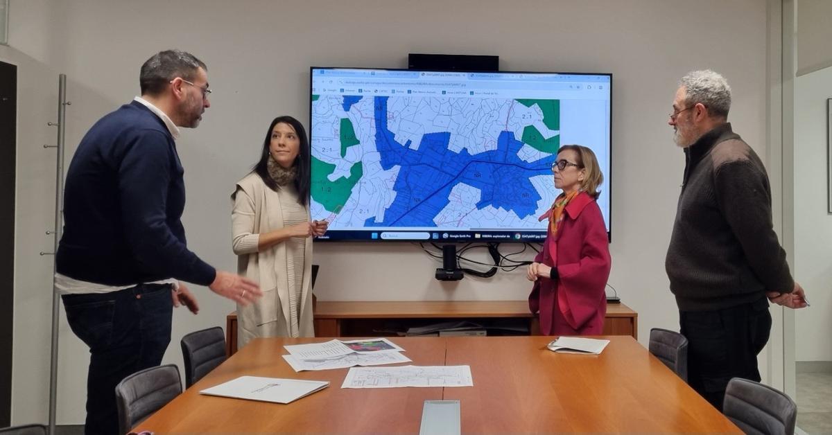 A alcaldesa e técnicos municipais coa directora xeral de Urbanismo, á dereita.