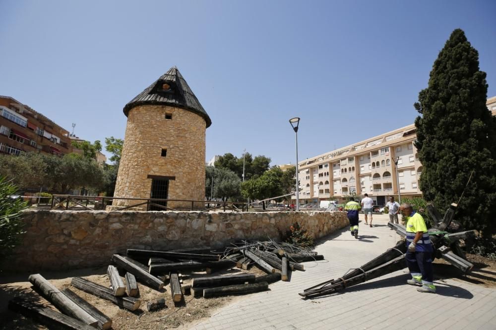 Se desploman el eje y las aspas del Molino del Calvario de Torrevieja