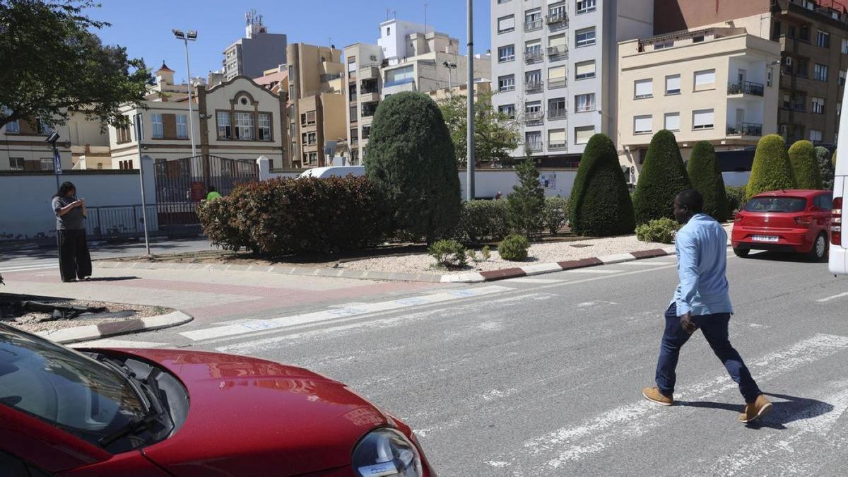 Así están algunos pasos de cebra en Sagunt.