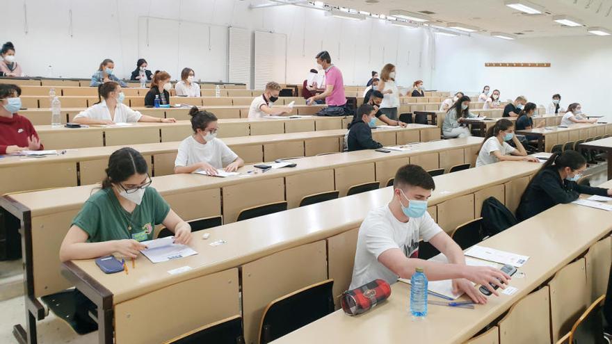 Alumnos realizando la prueba de acceso a la universidad.