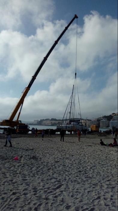 Gran despliegue para retirar el catamarán encallado en Santa Ponça